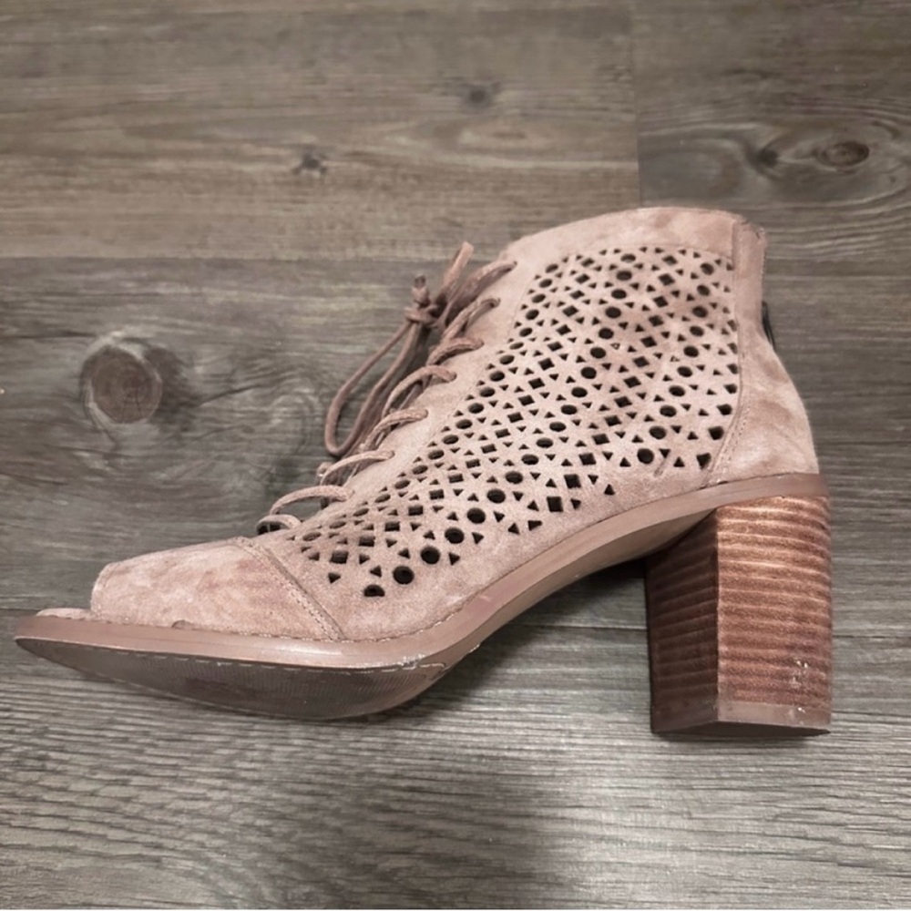 🌻 Tan VINCE CAMUTO Trevan Cutout Lace Up Peep Toe
Ankle Booties - Size 7.5 - Picture 8 of 13